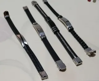 Set di 4 bracciali da uomo in pelle e metallo