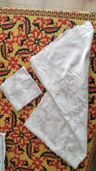 Tovaglia e tovaglioli in tessuto effetto raso