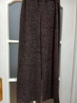 Pantalón de punto marrón chocolate. 