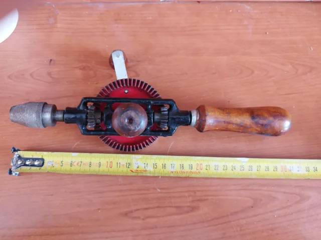 Taladro manual de madera y metal.