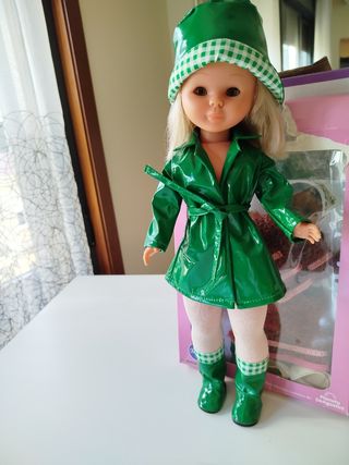 Muñeca Nancy de Famosa. Verde Impermeable