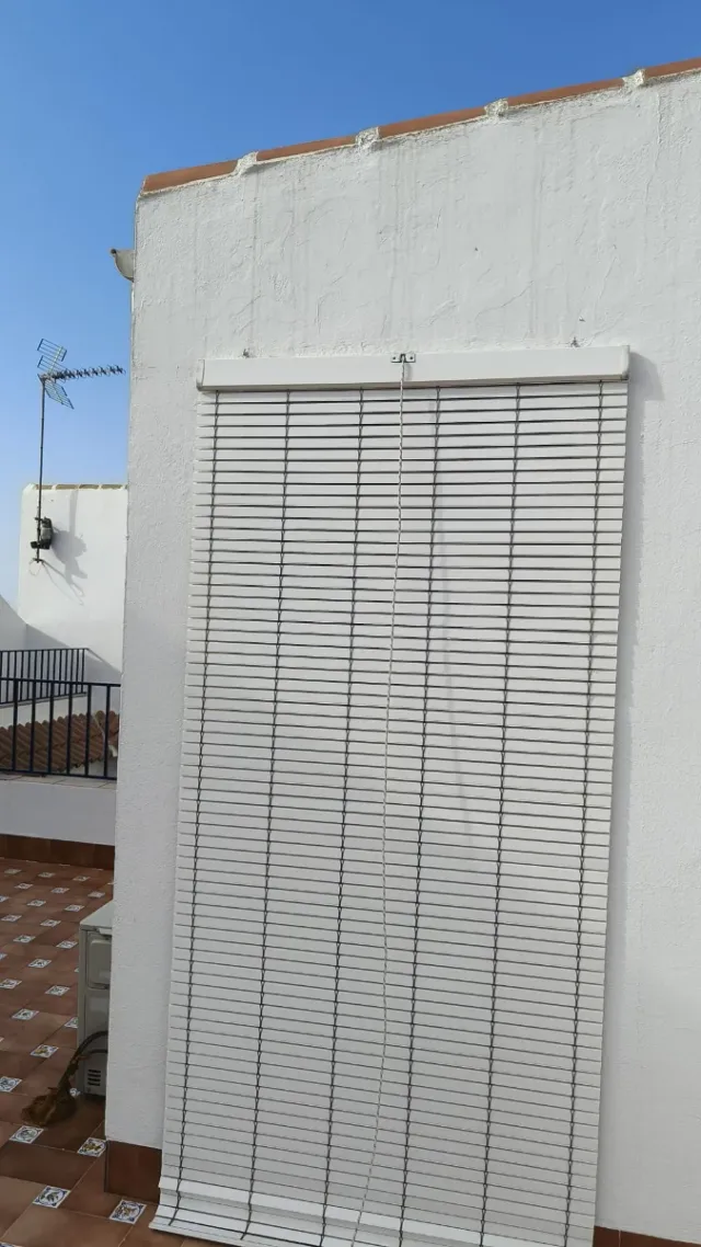 Persianas grandes blancas con dos meses de uso.