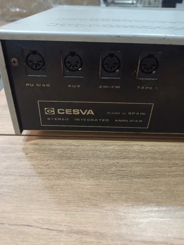 Amplificador Estéreo Cesva Plata