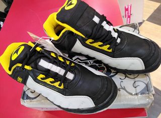 Zapatillas deportivas  negras y amarillas