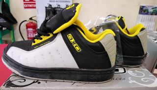 Zapatillas deportivas  negras y amarillas