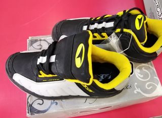 Zapatillas deportivas  negras y amarillas