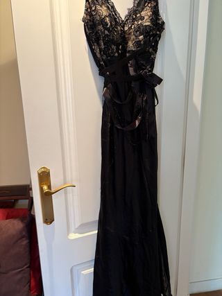 Elegante vestido de fiesta negro y multicolor