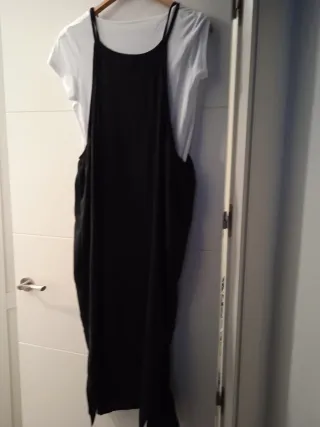 Mono negro y camisa blanca