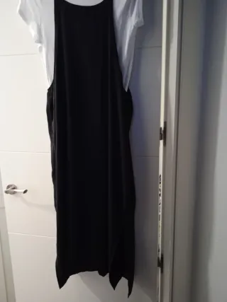Mono negro y camisa blanca