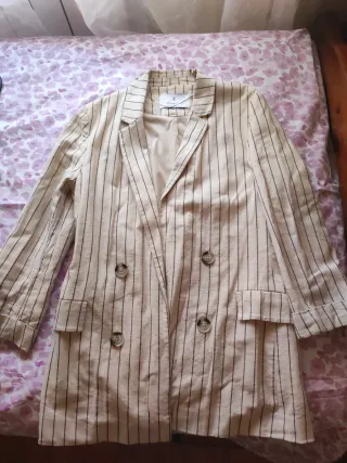 Americana beige con rayas negras