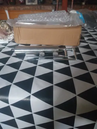 Pieza metálica plateada