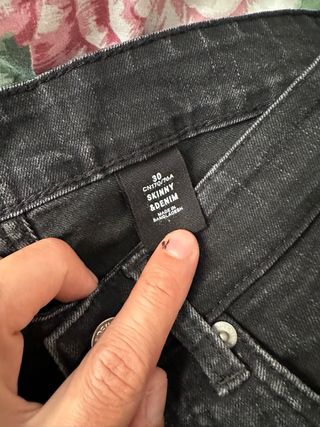 Pantalón vaquero H&M negro slim talla 30