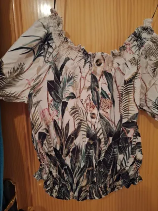 Top palabra de honor estampado tropical