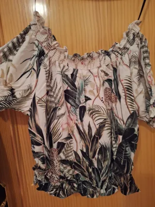 Top palabra de honor estampado tropical