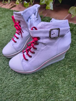 Zapatillas cuña con botón