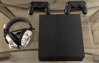 PS4 1TB + 2 Mandos + Auriculares