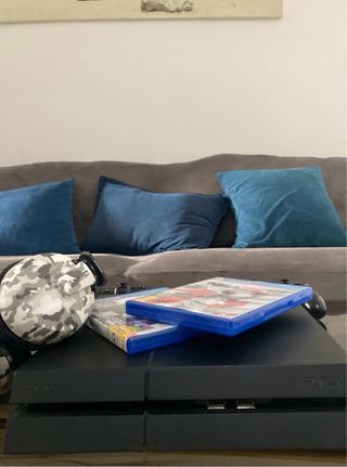 PS4 1TB + 2 Mandos + Auriculares