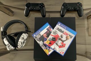 PS4 1TB + 2 Mandos + Auriculares