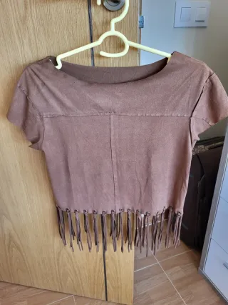 Camiseta marrón con flecos