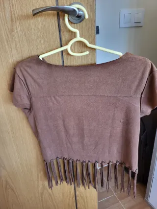 Camiseta marrón con flecos