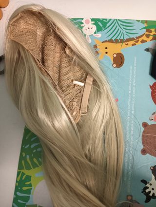 Peluca larga rubia con mechones plateados