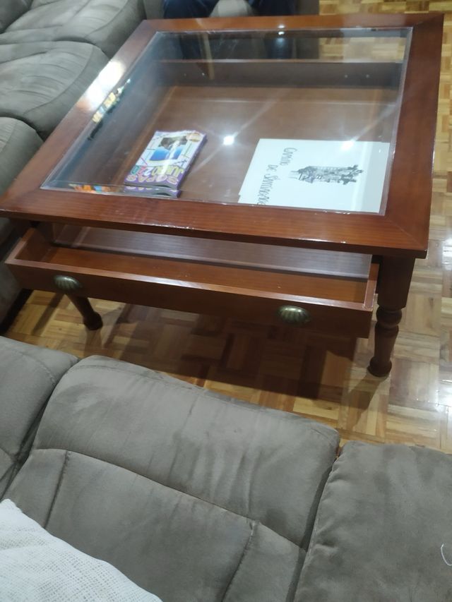 Mesa de centro de madera y cristal