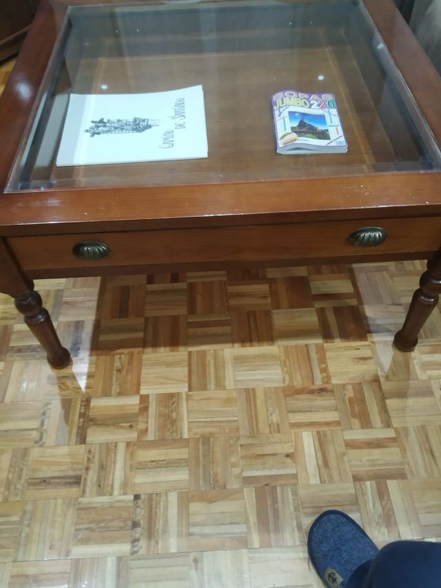 Mesa de centro de madera y cristal