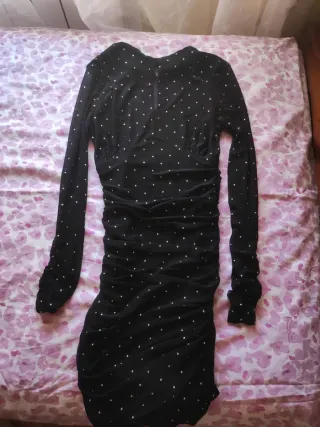 Vestido negro con tachuelas