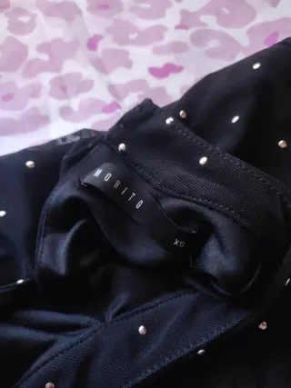 Vestido negro con tachuelas