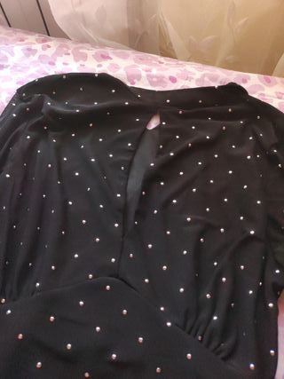 Vestido negro con tachuelas