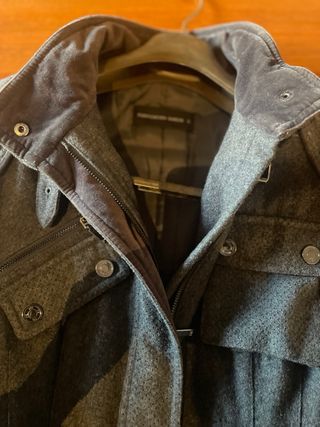 Chaqueta gris con cinturón