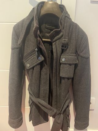 Chaqueta gris con cinturón