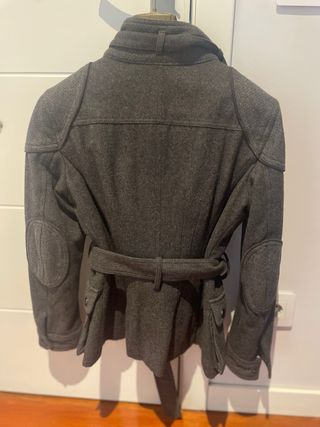 Chaqueta gris con cinturón