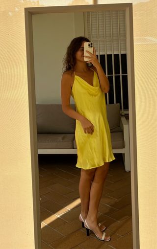 Vestido Zara satinado amarillo corto