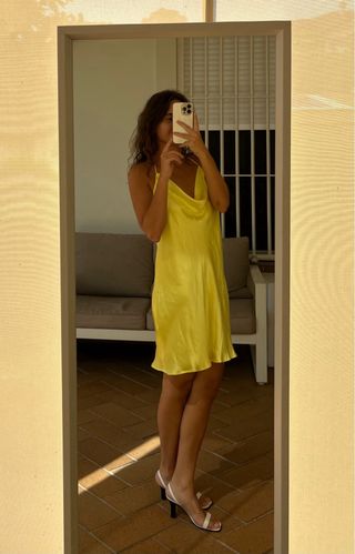 Vestido Zara satinado amarillo corto
