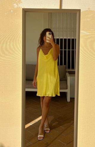 Vestido Zara satinado amarillo corto