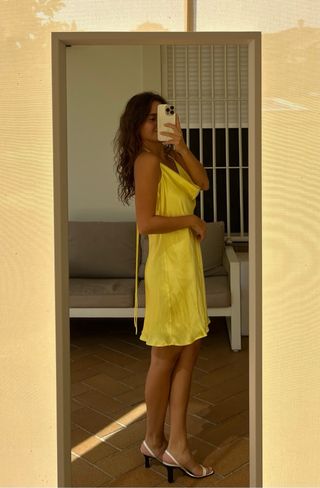 Vestido Zara satinado amarillo corto