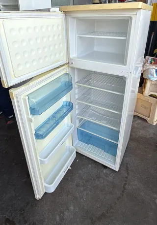 Nevera blanca con congelador