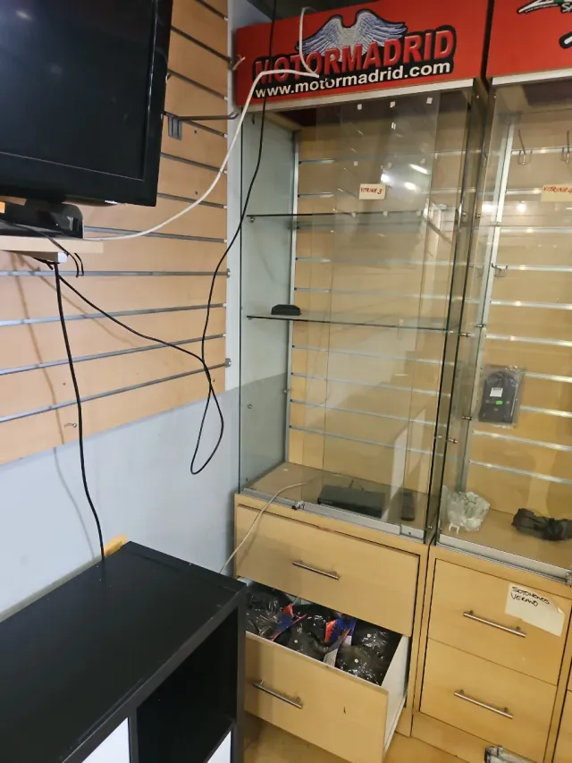 3 Vitrinas Madera y Cristal con Cajones