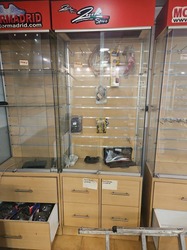 3 Vitrinas Madera y Cristal con Cajones