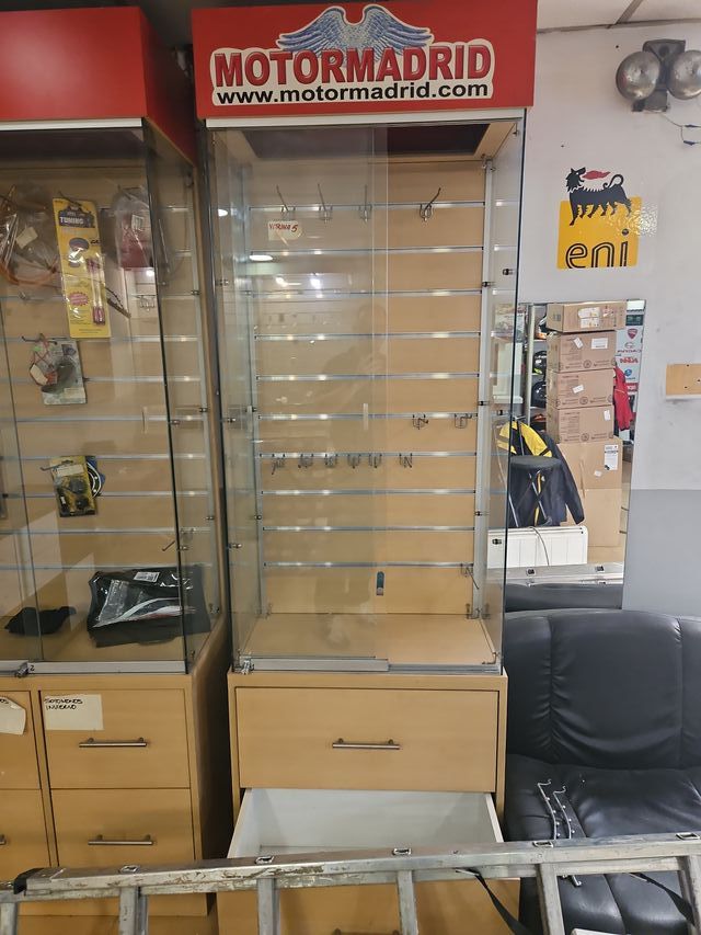 3 Vitrinas Madera y Cristal con Cajones