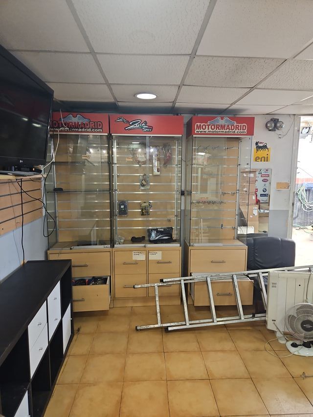 3 Vitrinas Madera y Cristal con Cajones