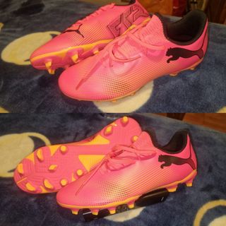 Zapatos de fútbol Puma rosas y amarillos