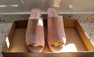 Sandalias de tacón rosa para mujer