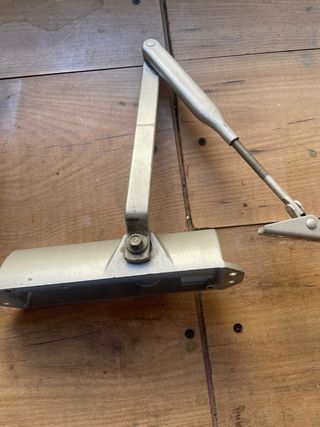 Brazo muelle aluminio puerta interior