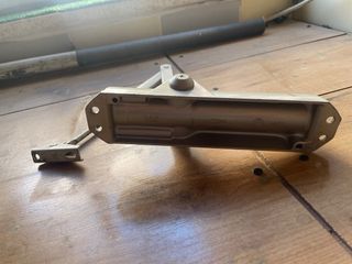 Brazo muelle aluminio puerta interior