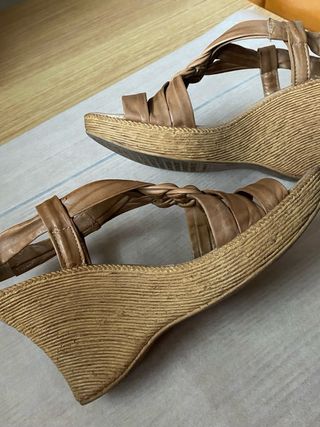 Sandalias de piel beige y marrón