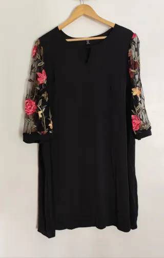 Blusa negra con mangas bordadas