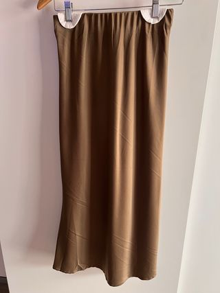 Falda midi marrón.