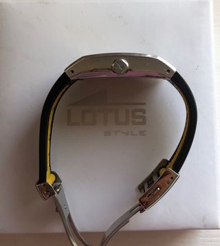Reloj Lotus Amarillo y Negro